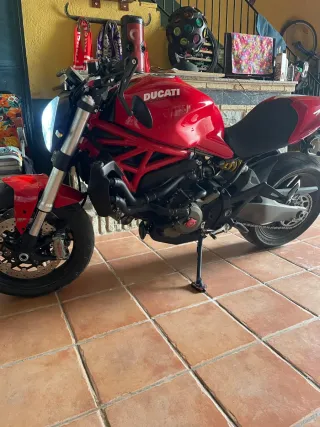 Ducati 821 Roja y Blanca