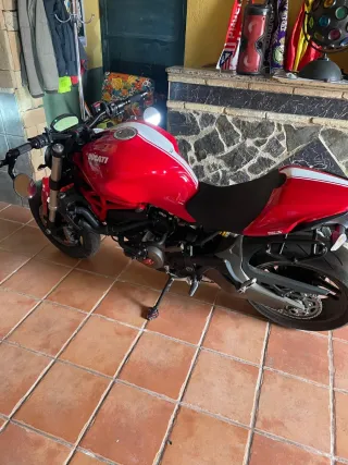 Ducati 821 Roja y Blanca