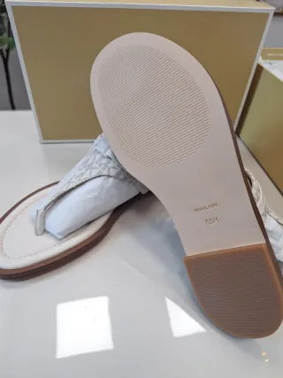 Sandalias Michael Kors Beige y Blancas