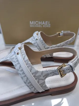 Sandalias Michael Kors Beige y Blancas