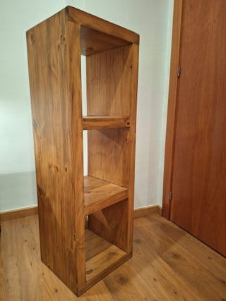 Conjunto mesita de noche y estantería de pino