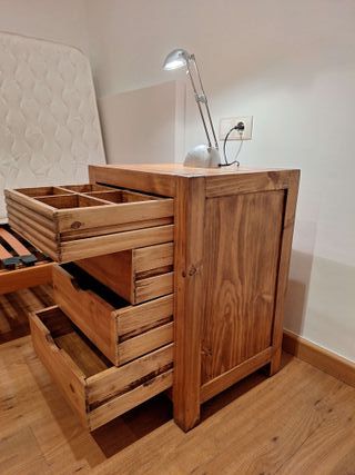 Conjunto mesita de noche y estantería de pino