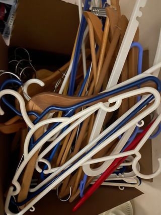 Lote de Perchas Madera y Plástico