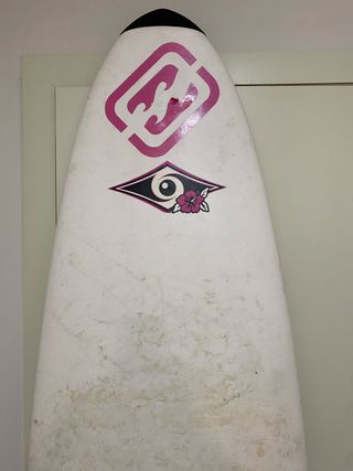 Tabla de surf blanca con flores rosas