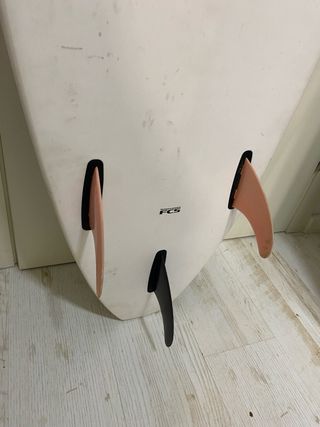 Tabla de surf blanca con flores rosas