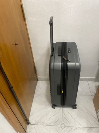 Maleta Delsey Gris Rígida con Ruedas