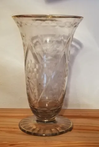 Jarrón de cristal tallado con borde dorado