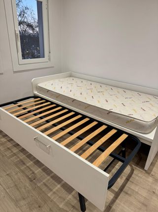 Estructura de diván con cama nido de IKEA, en exce