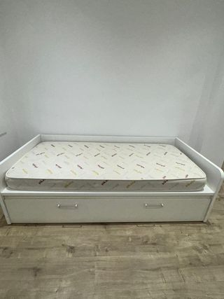 Estructura de diván con cama nido de IKEA, en exce