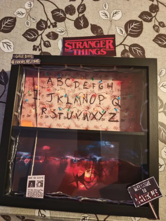 Expositor Kinder Joy Stranger Things (No muñecos)