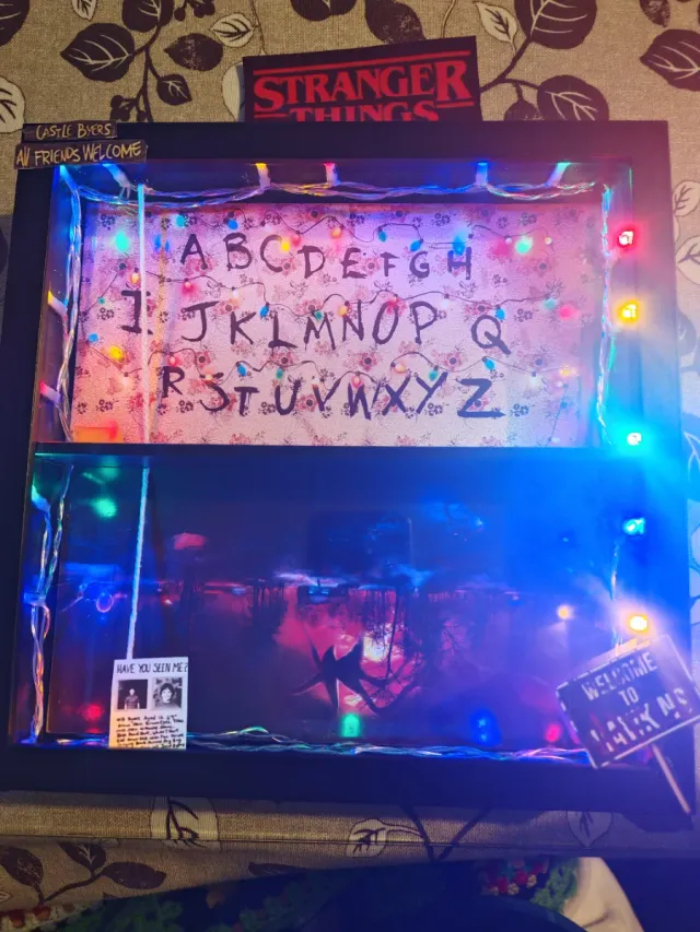 Expositor Kinder Joy Stranger Things (No muñecos)