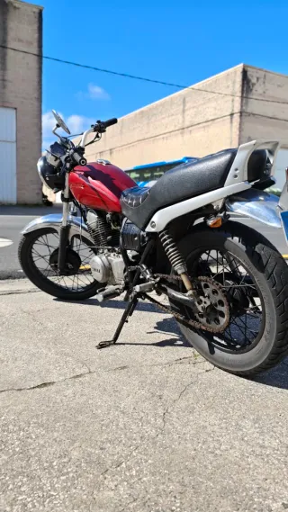 Yamaha 250 SR Special Roja