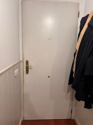 Puerta blindada entrada blanca metálica