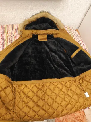 Parka mostaza con gorro y forro polar