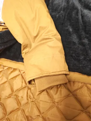 Parka mostaza con gorro y forro polar