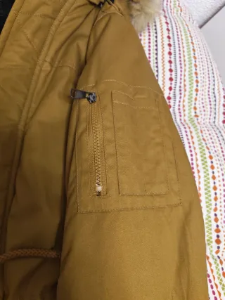 Parka mostaza con gorro y forro polar