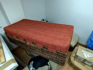 Baúl de mimbre y madera