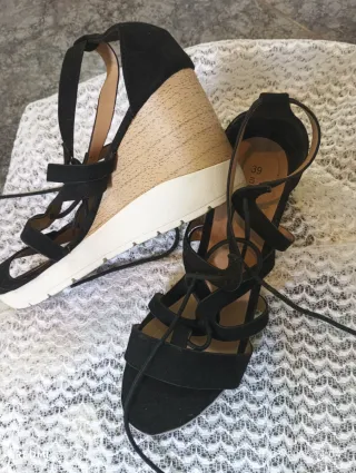 Sandalias cuña negras y beige talla 39