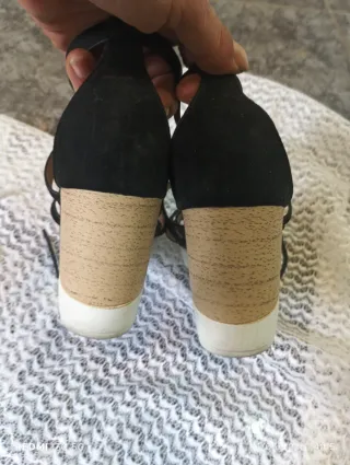 Sandalias cuña negras y beige talla 39