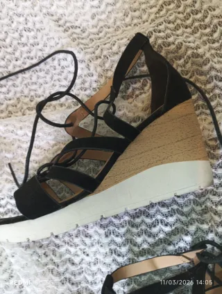 Sandalias cuña negras y beige talla 39