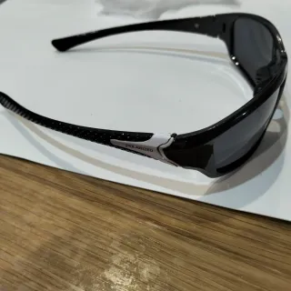 Gafas de sol negras deportivas