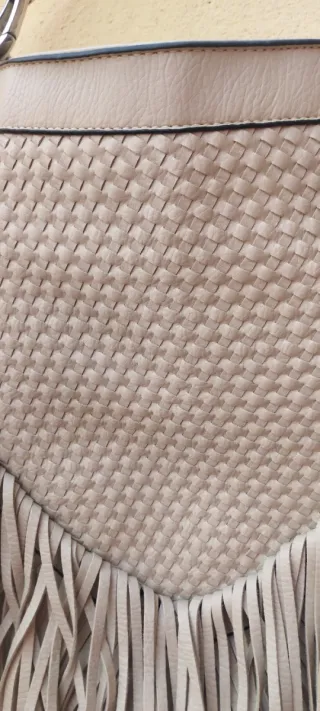 Bolso de piel beige con flecos