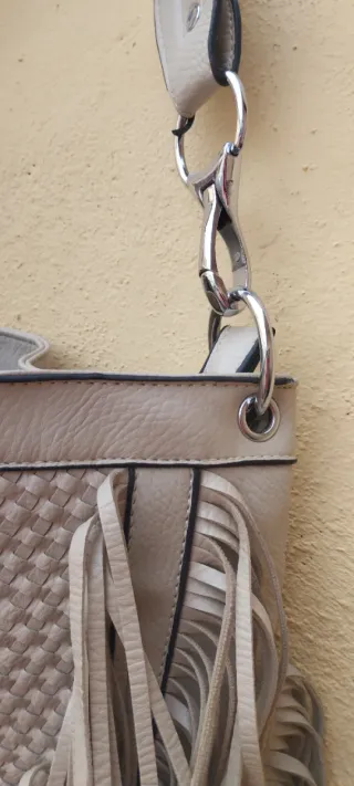 Bolso de piel beige con flecos