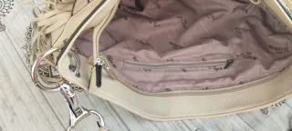 Bolso de piel beige con flecos