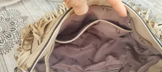 Bolso de piel beige con flecos