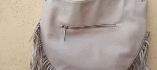 Bolso de piel beige con flecos