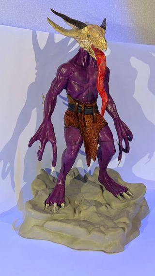 Figura Monstruo Morado con Base