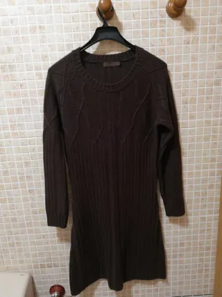 Vestido de punto marrón.