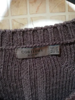 Vestido de punto marrón.