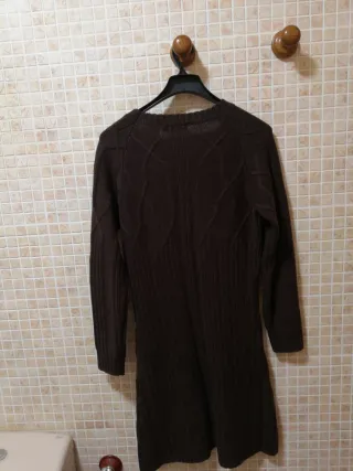 Vestido de punto marrón.