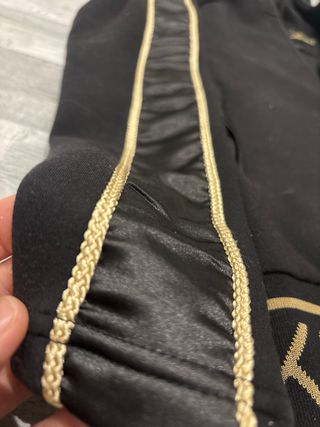 Chaqueta SikSilk Negra con Detalles Dorados