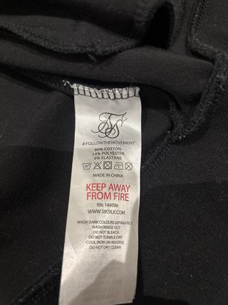 Chaqueta SikSilk Negra con Detalles Dorados