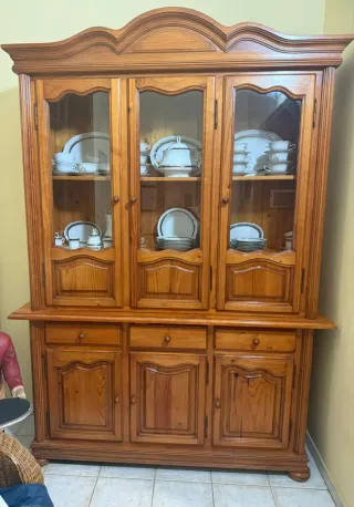 Estantería de madera y cristal