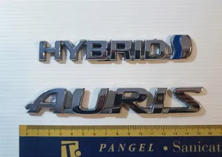 Emblema, letras Toyota Auris Hybrid. Trasera