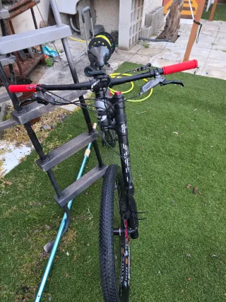 Bicicleta MTB a doppia sospensione in carbonio