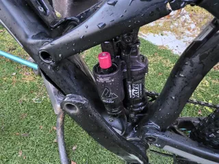 Bicicleta MTB a doppia sospensione in carbonio