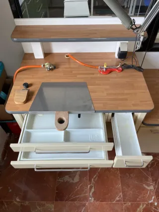 Mesa de trabajo para prótesis dental o joyería.