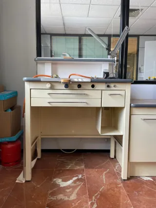 Mesa de trabajo para prótesis dental o joyería.