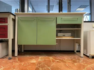 Mesa de trabajo para prótesis dental o joyería.