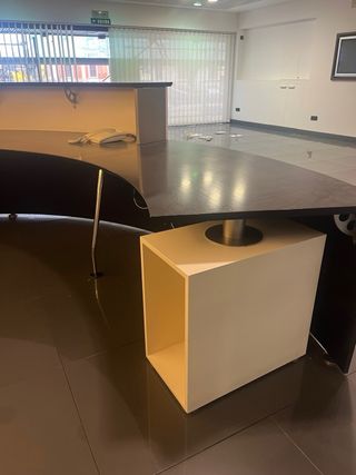 Mostrador de recepción curvo