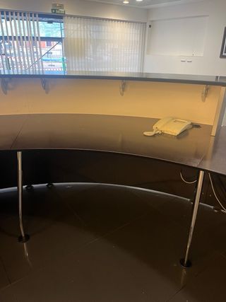 Mostrador de recepción curvo