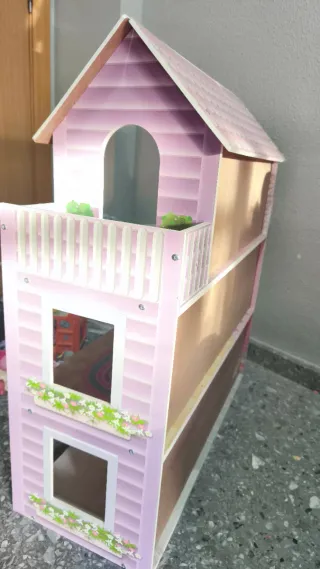Casa de muñecas de madera