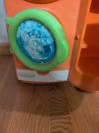 Cocinita de juguete naranja y amarilla