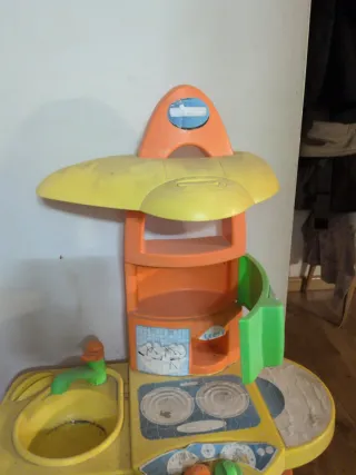 Cocinita de juguete naranja y amarilla