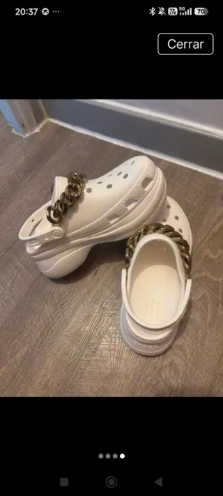 Crocs blancas plataforma con cadena dorada
