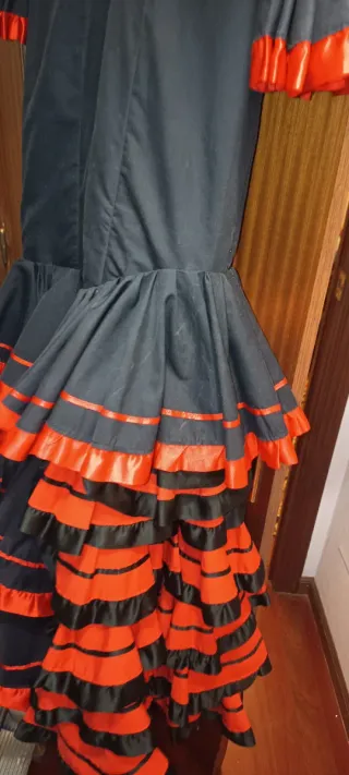 Vestido de flamenca negro y rojo